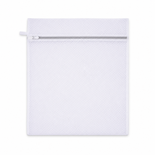 Bolsa de lavado de malla con cierre 40 x 50 cm sobre fondo blanco