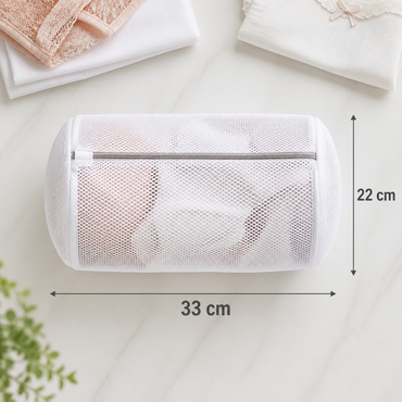 Bolsa de lavado cilíndrica de malla con prendas y medidas 22 x 33 cm