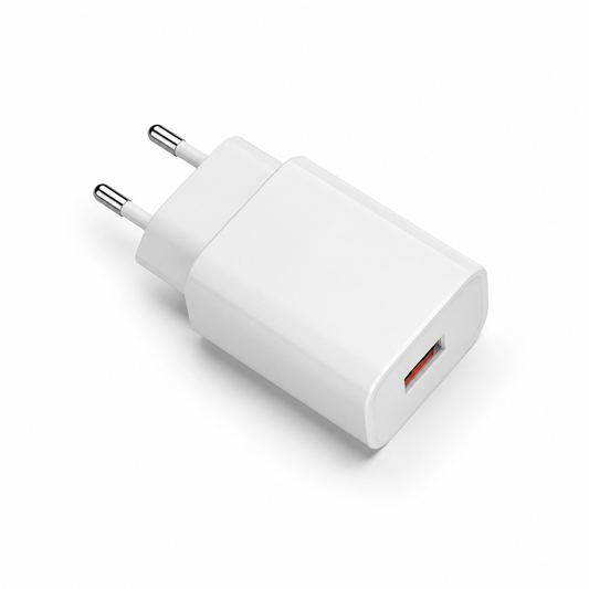 Cargador rápido USB-A blanco de 20 W sobre fondo blanco