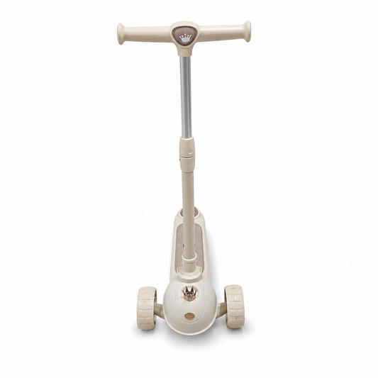 Scooter infantil plegable de 3 ruedas beige sobre fondo blanco