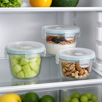 Tres recipientes redondos de vidrio organizando alimentos en el refrigerador