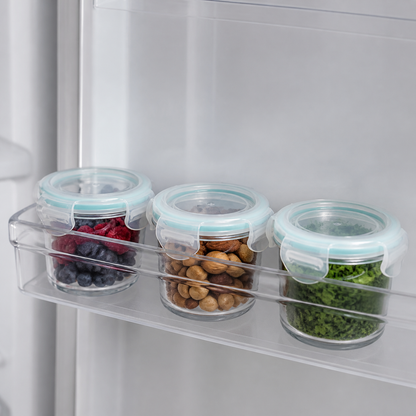 Tres recipientes pequeños de vidrio organizados en el refrigerador