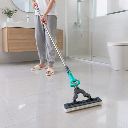 Mopa de esponja 27 cm limpiando piso de baño