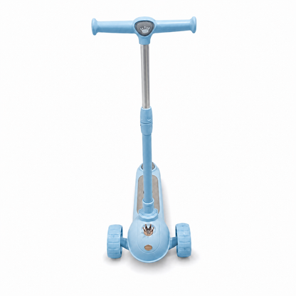 Scooter infantil plegable azul de 3 ruedas sobre fondo blanco