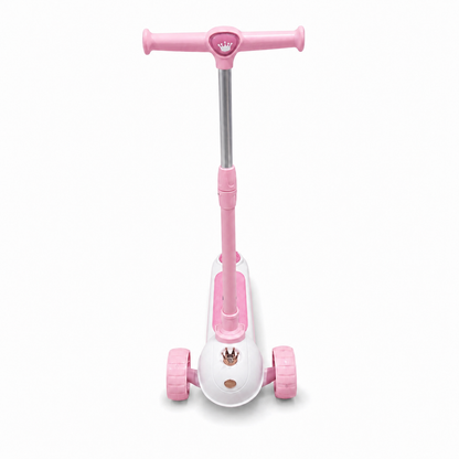 Scooter infantil plegable rosado de 3 ruedas sobre fondo blanco