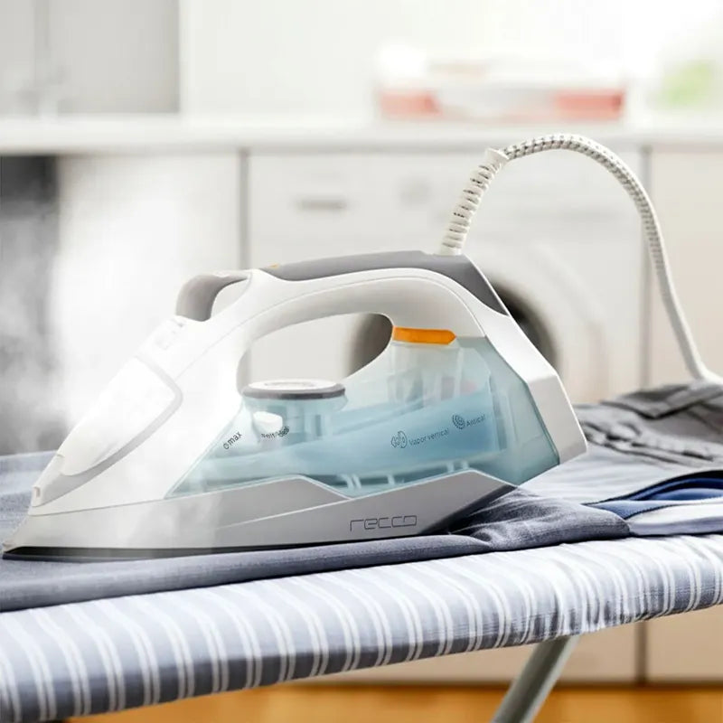 Plancha A Vapor Recco 2000w Suela Cerámica Antiadherente Blanco