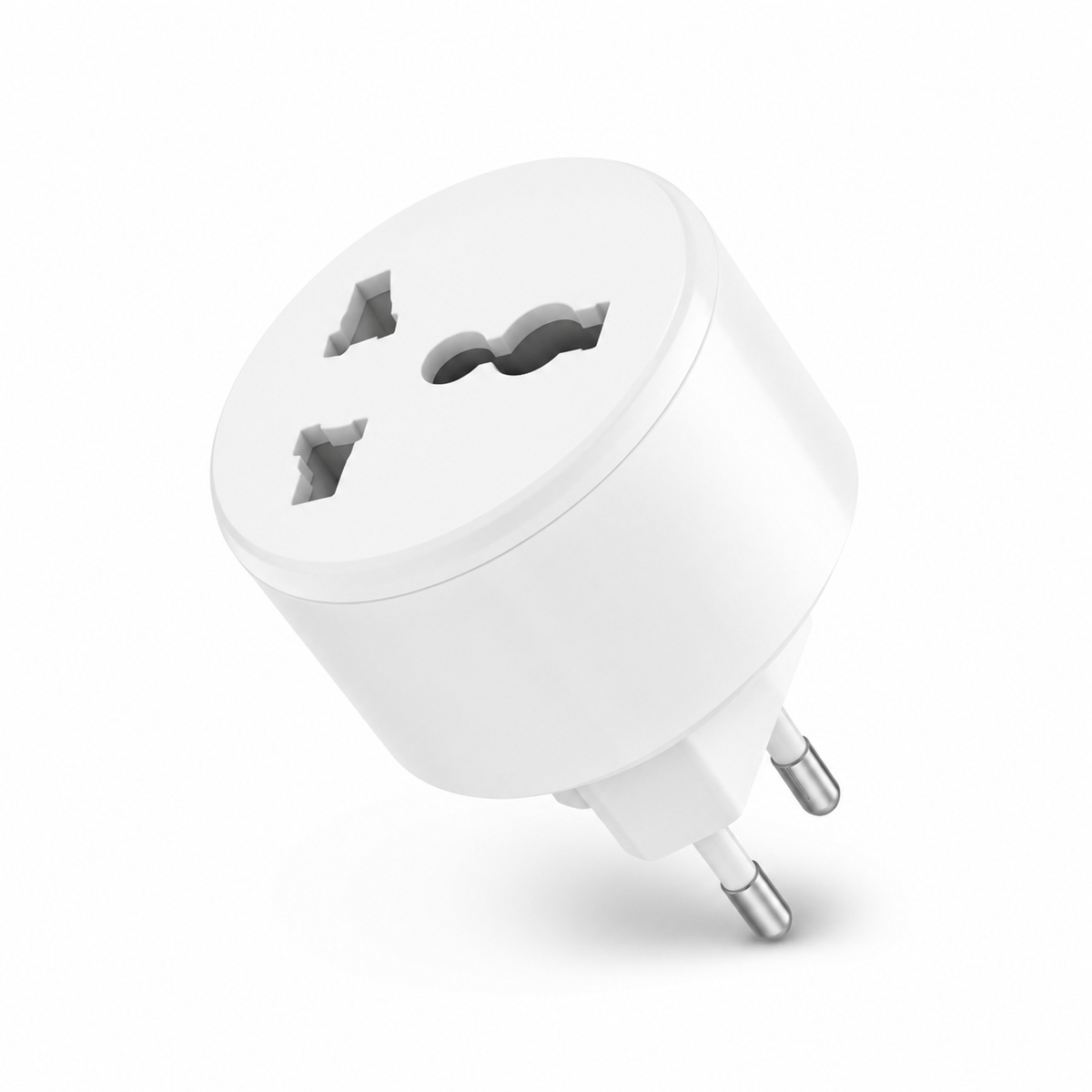 Adaptador universal blanco con enchufe europeo sobre fondo blanco