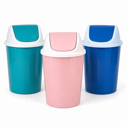 Basurero plástico con tapa vaivén en colores rosado, turquesa y azul sobre fondo blanco
