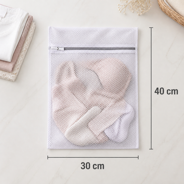 Bolsa de lavado de malla con prendas y medidas 30 x 40 cm