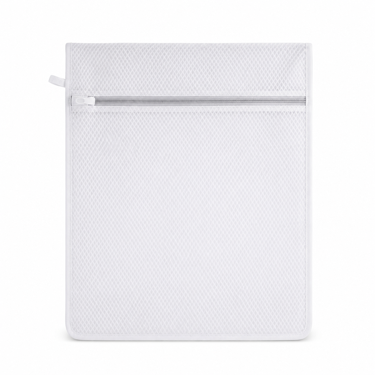 Bolsa de lavado de malla con cierre 30 x 40 cm sobre fondo blanco