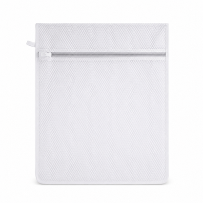 Bolsa de lavado de malla con cierre 30 x 40 cm sobre fondo blanco