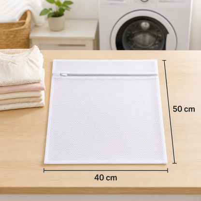 Bolsa de lavado de malla de 40 x 50 cm en contexto de lavandería