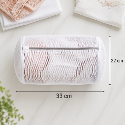 Bolsa de lavado cilíndrica de malla con prendas y medidas 22 x 33 cm