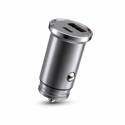 Cargador gris para automóvil con puertos USB-A y USB-C sobre fondo blanco