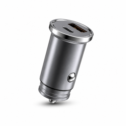 Cargador gris para automóvil con puertos USB-A y USB-C sobre fondo blanco