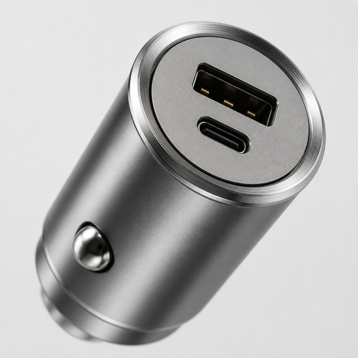 Detalle de puertos USB-A y USB-C del cargador gris