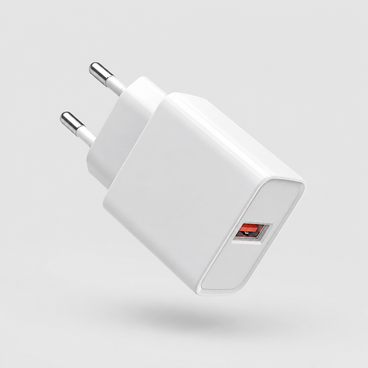 Cargador blanco con puerto USB-A en vista de estudio