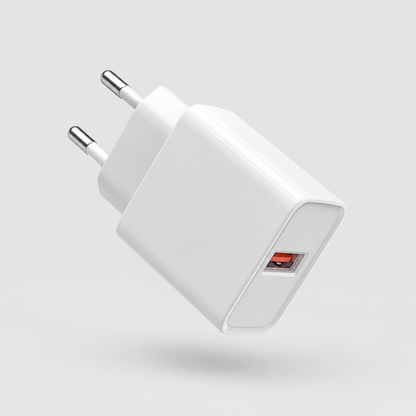 Cargador blanco con puerto USB-A en vista de estudio