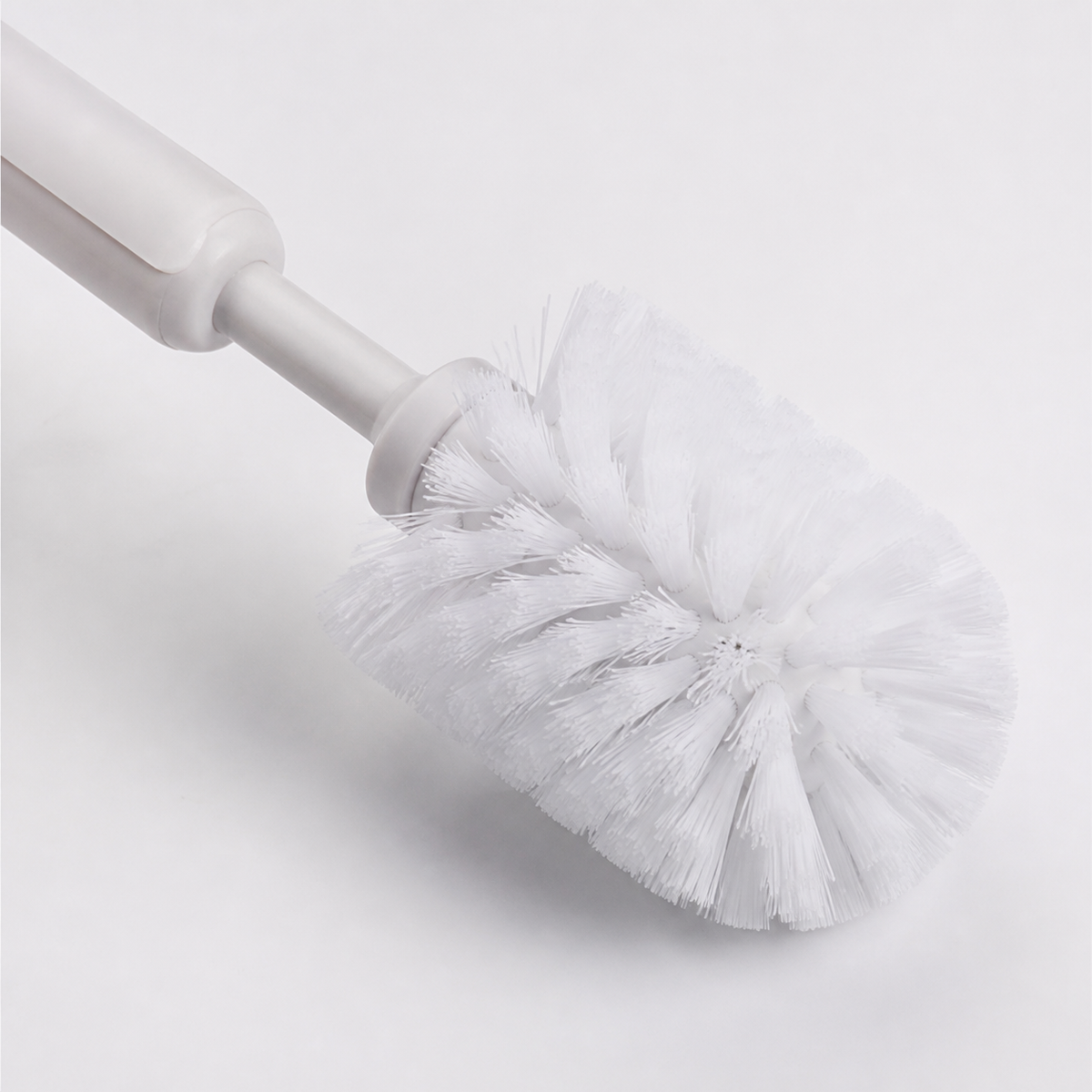 Detalle de las cerdas blancas del cepillo sanitario