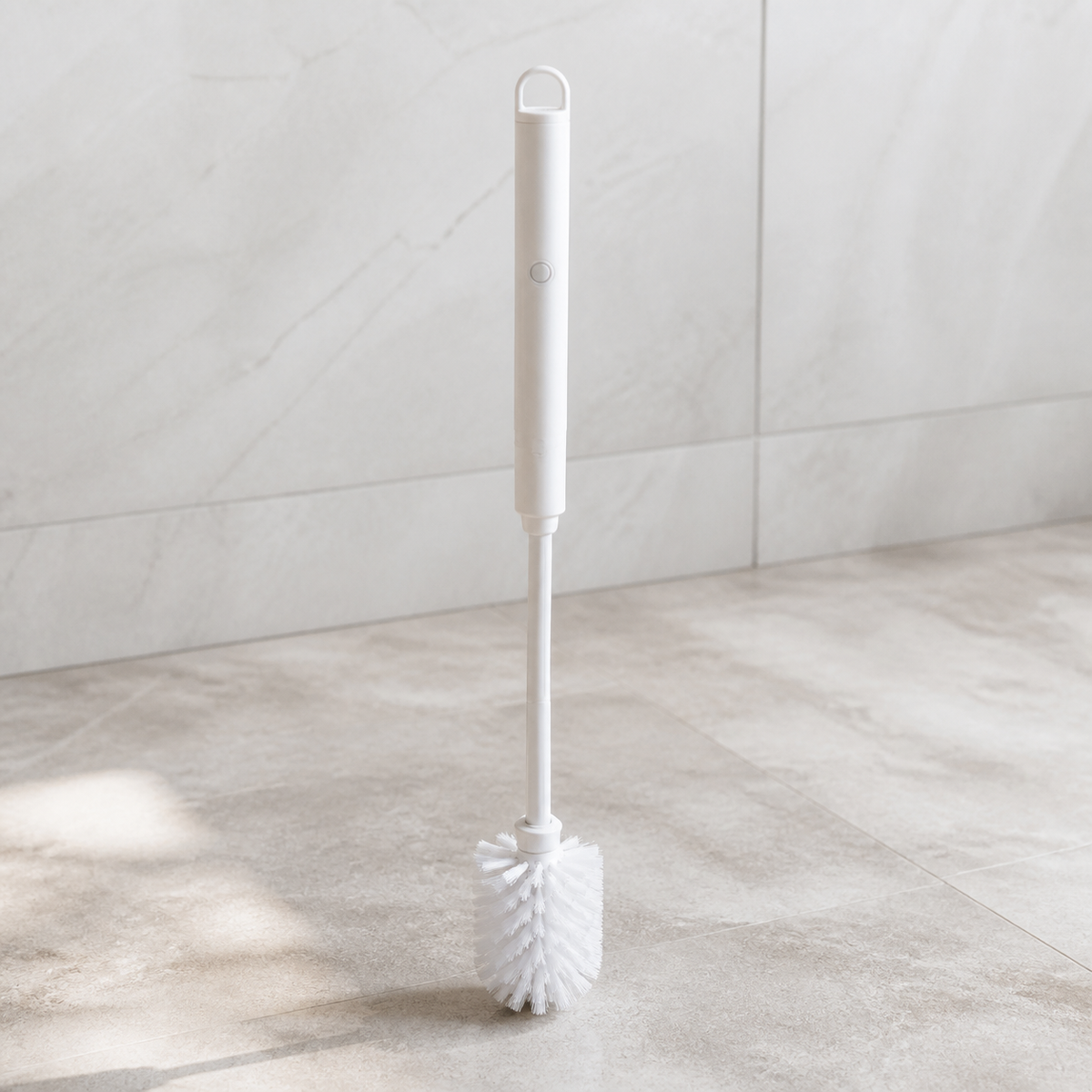 Cepillo sanitario telescópico extendido en ambiente de baño
