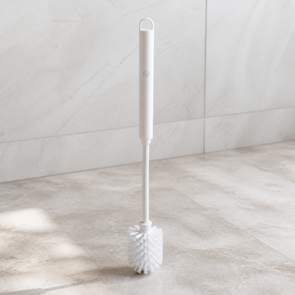 Cepillo sanitario telescópico extendido en ambiente de baño