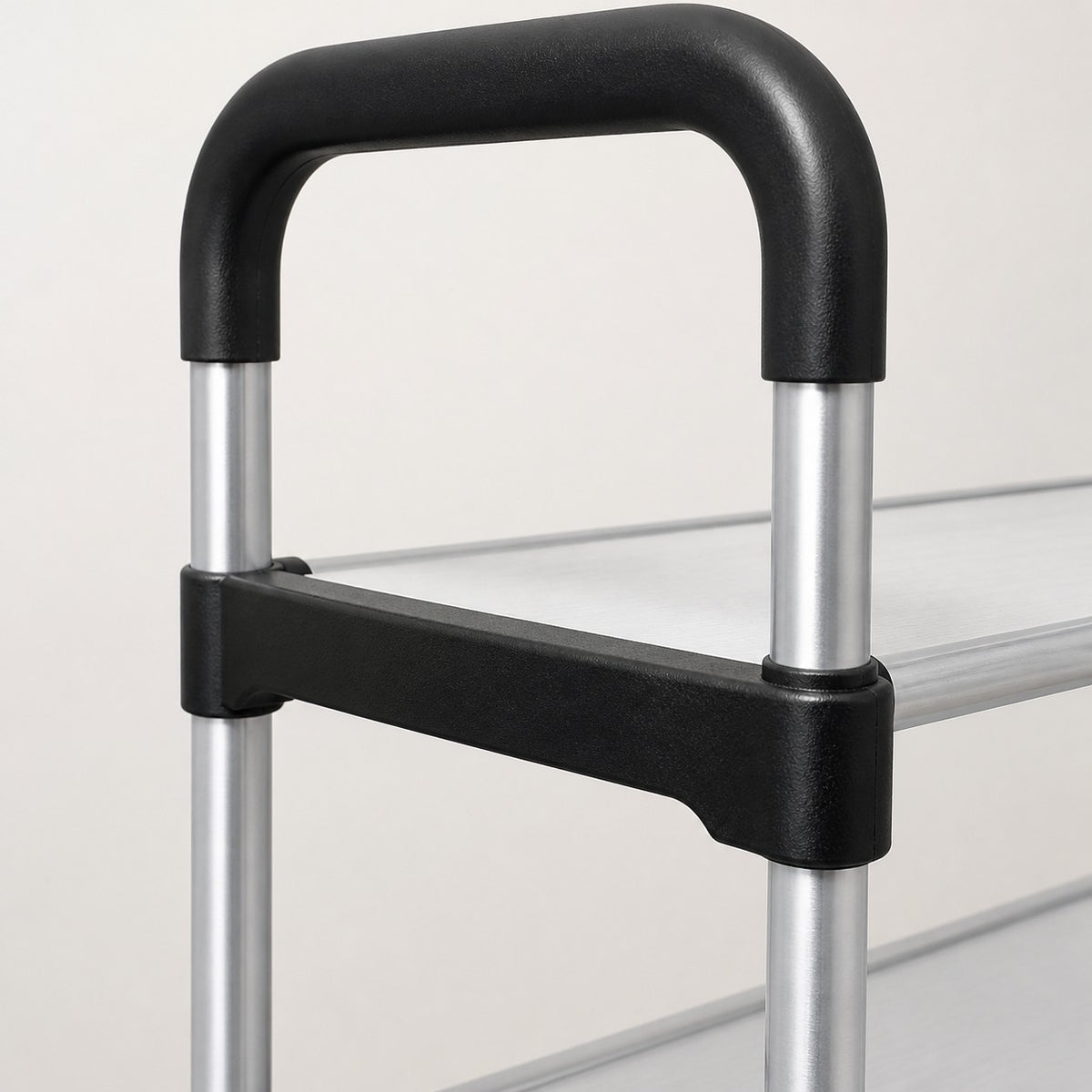 Detalle de la estructura tubular plateada y conectores negros del zapatero organizador Import Famys con asa superior.