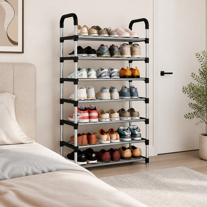 Zapatero organizador Import Famys de 7 niveles con estructura tubular negra y plateada en un dormitorio moderno.