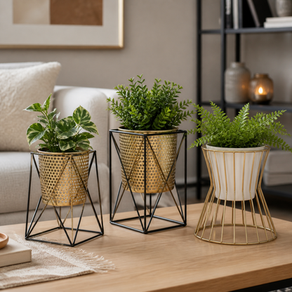 Maceteros metálicos decorando una sala