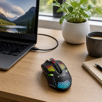 Mouse alámbrico RGB junto a laptop