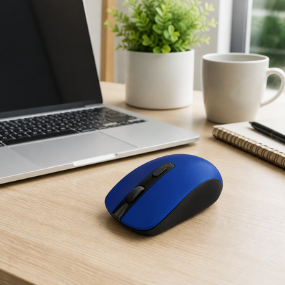 Mouse inalámbrico azul junto a laptop en oficina