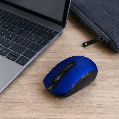 Mouse inalámbrico azul en espacio de trabajo portátil
