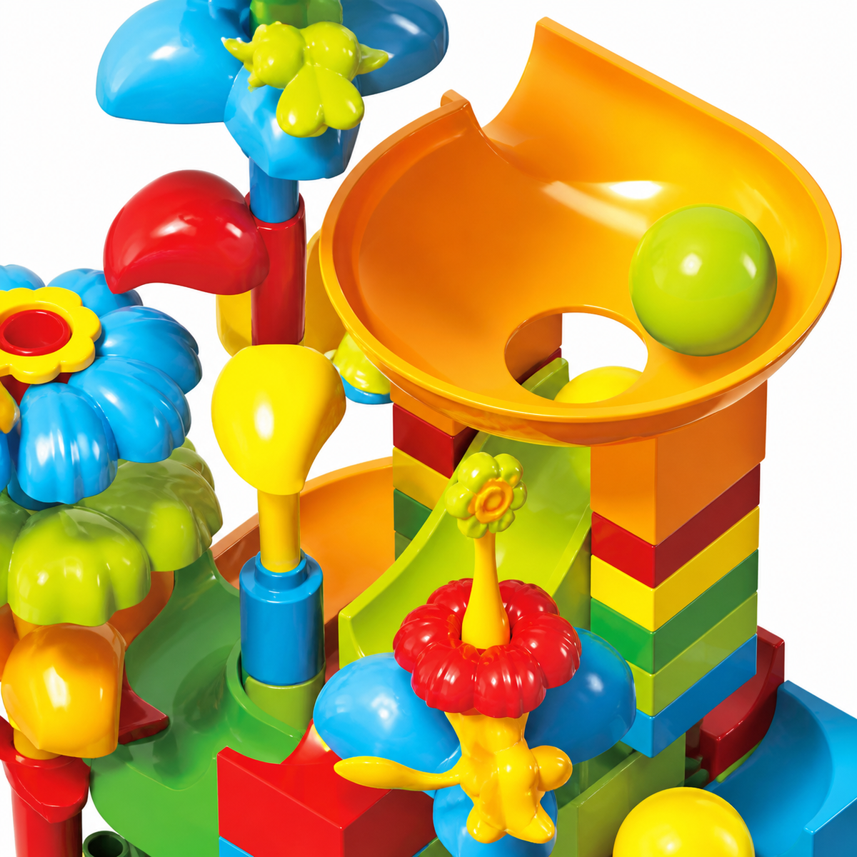 Detalle de embudo rampas flores y bolitas del juego