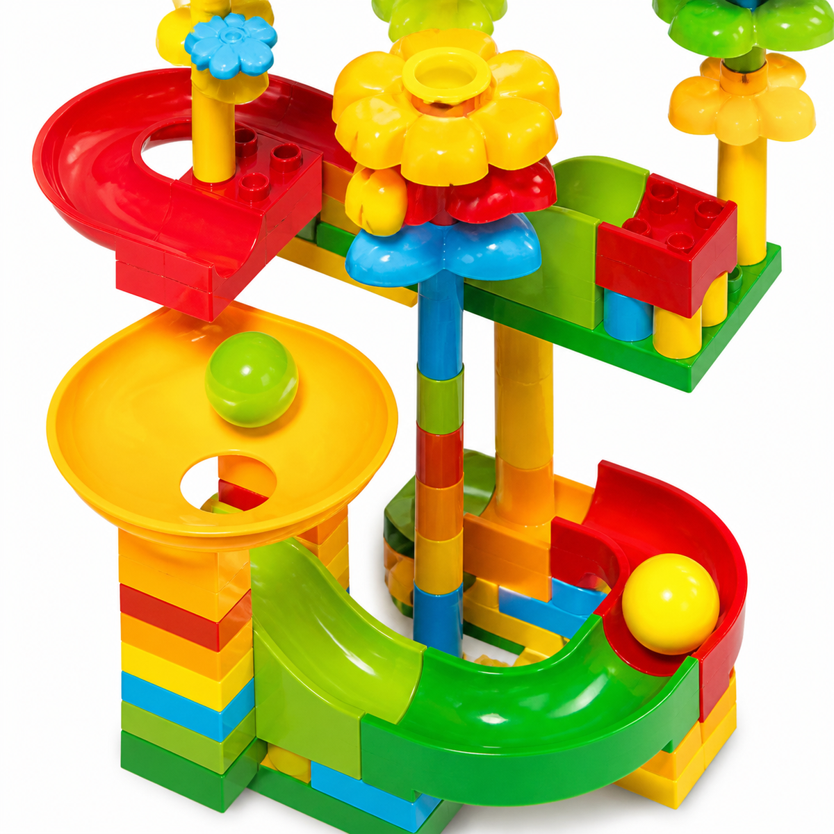 Detalle de rampas curvas flores y bolitas del juego de construcción