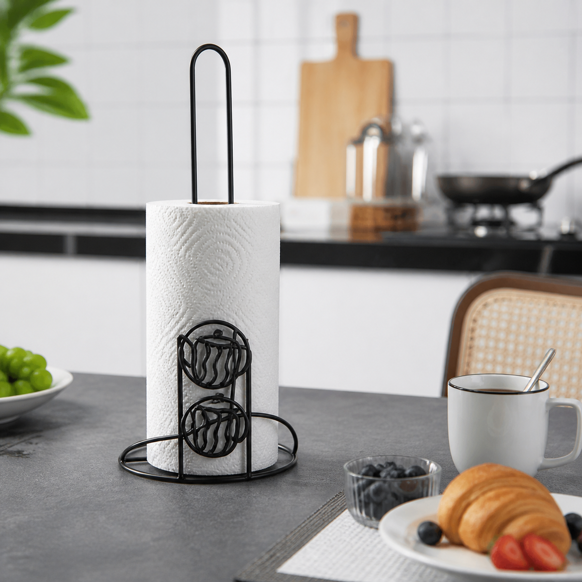 Porta rollo negro en mesa de desayuno