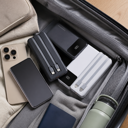 Power banks blanco y negro en organizador de viaje