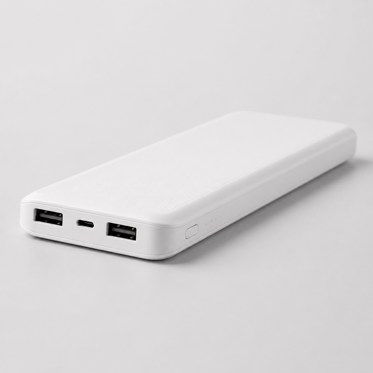 Power bank blanco delgado en vista de estudio