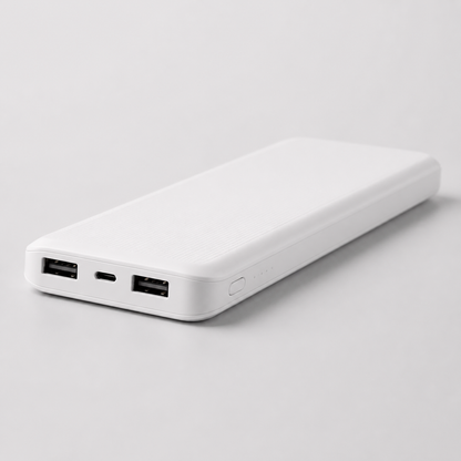 Power bank blanco delgado en vista de estudio