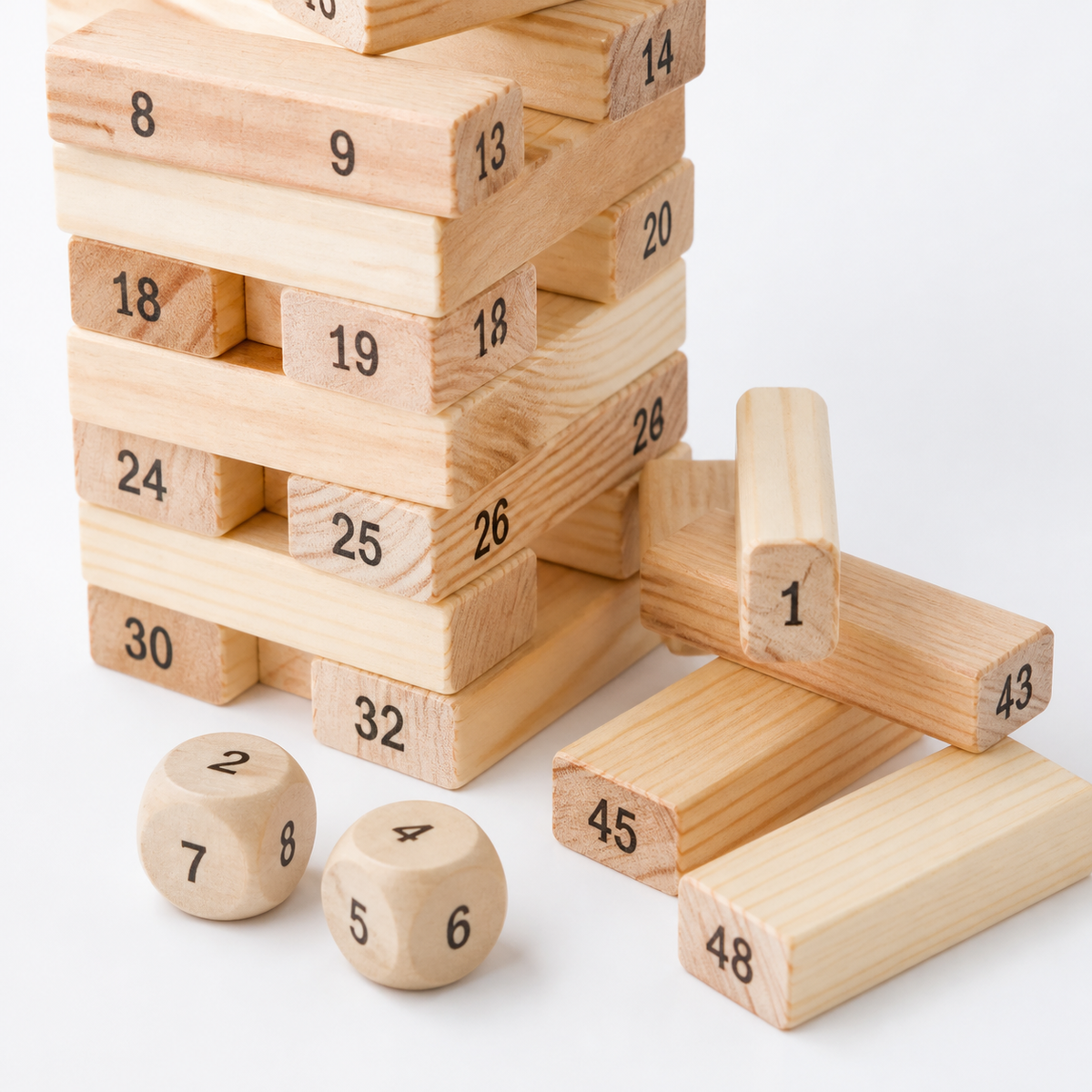 Detalle de bloques numerados de madera y dados