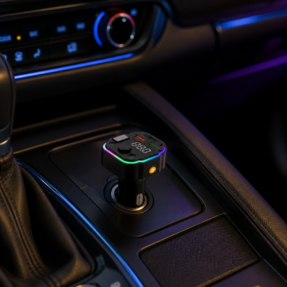 Transmisor FM con iluminación en interior nocturno