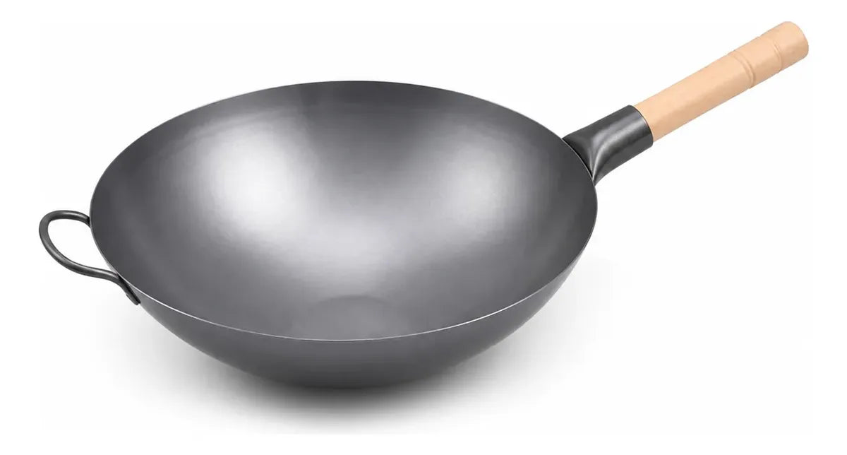 Wok de acero 40 cm con mango de madera sobre fondo blanco