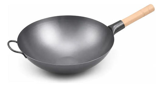 Wok de acero 40 cm con mango de madera sobre fondo blanco